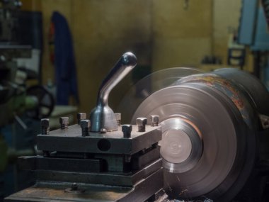 Metal endüstrisi: metal tornayı bitirmek, dönme, bir hobi