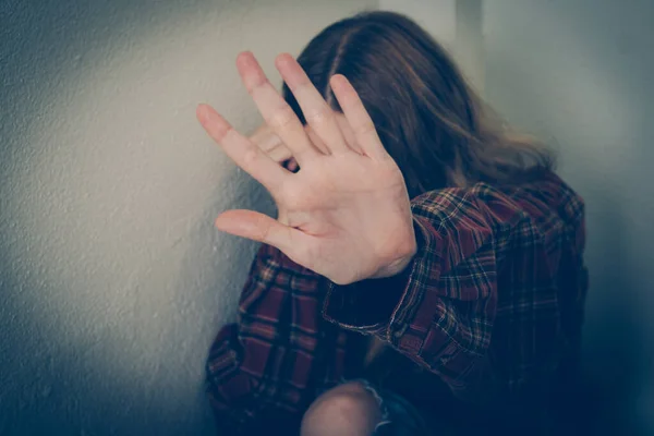 Uma Mulher Com Medo Senta Chão Contra Parede Cobre Rosto — Fotografia de Stock