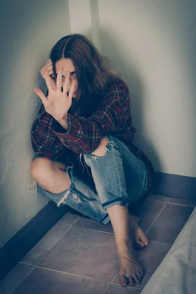 Μια Γυναίκα Φόβο Κάθεται Στο Πάτωμα Στον Τοίχο Και Καλύπτει — Φωτογραφία Αρχείου