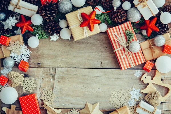 Fond Noël Avec Des Boîtes Cadeaux Des Décorations Sur Table — Photo