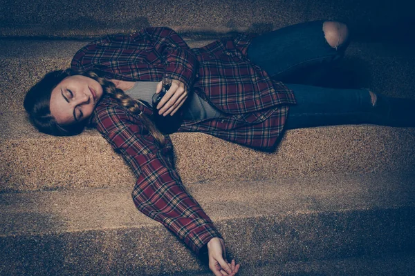 Jovem Bêbada Sentada Fora Noite Conceito Depressão Estilo Vida Pouco — Fotografia de Stock