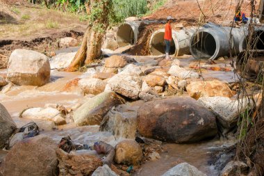 Tayland, Chiangrai - Chiangmai Yolu 118, 20 Ağustos 20018, sel baskınından sonra yol rehabilitasyonu