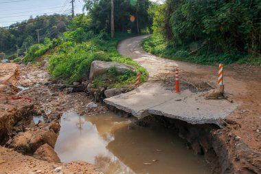 Tayland, Chiangrai - Chiangmai Yolu 118, sel baskınından sonra