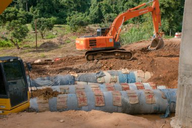 Chiangrai / Tayland - 20 Ağustos 2001, sel sonrası yol rehabilitasyonu, turuncu ve sarı kazıcı Komatsu ve Hitahi çalışıyor - Chiangmai yolu 118
