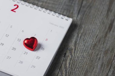 Gri ahşap üzerine beyaz kağıt takvim