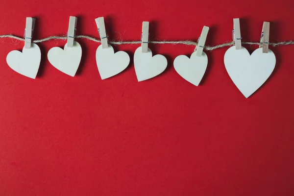 Kırmızı arka planda beyaz tahta kalp