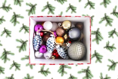 Noel baloları ve dekorasyonlar köknar dallarının arka planındaki bir kutuda, bir kart için arka plan