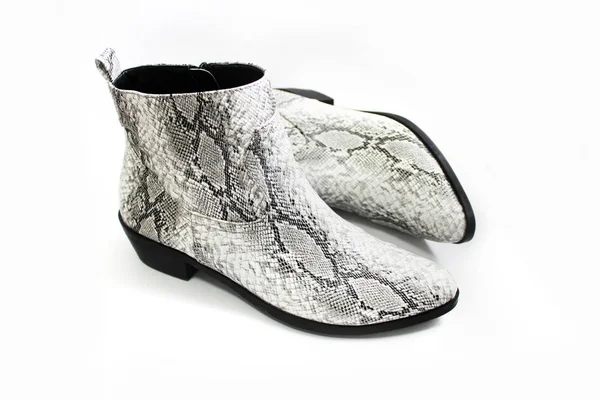 Beyaz arkaplanda piton yazdırma çizmeleri