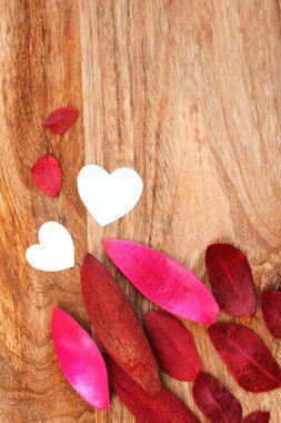 14 Şubat 'ın geçmişi. Ahşap arka plandaki çöreklerde beyaz kalp.