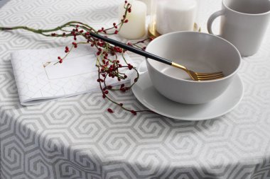 Hafif arka planda güzel tabakları olan bir masa, hafif masa örtüsü olan yuvarlak bir masa.