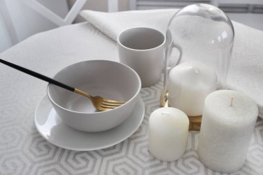 Boş tabak ve çatal sabah kahvaltısı için masaya.