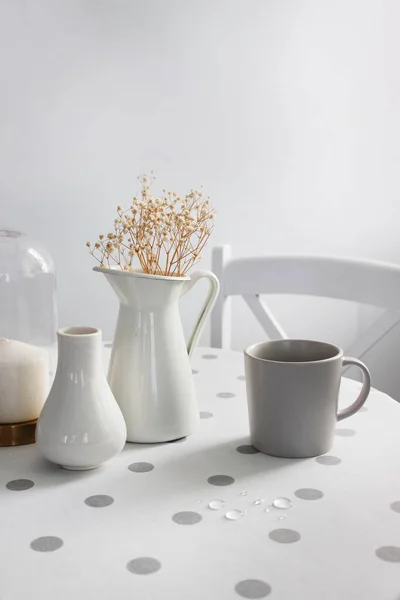 Masada tabaklar, masa örtüsü, servis masası, daire içi.