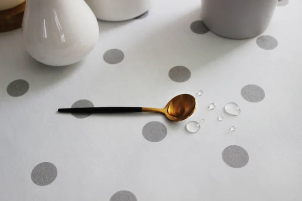 Masa örtüsünün üzerine bir damla su düştü.