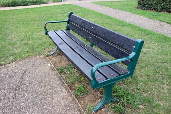 Перероблене пластикове сидіння в парку — стокове фото
