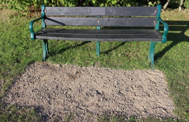 Parkta geri dönüşümlü plastik koltuk