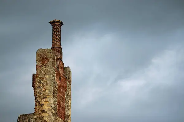 Tudor chimney on medieval castle — Stok fotoğraf