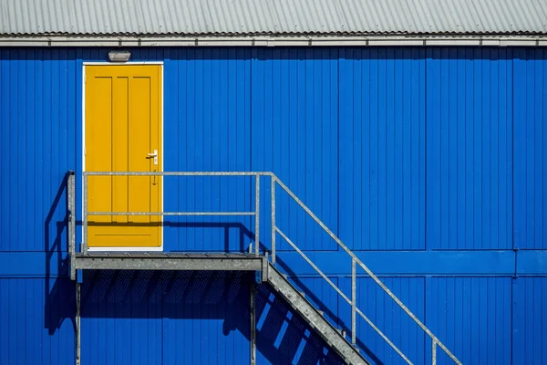 Puerta Amarilla Una Fachada Azul Una Choza Madera — Foto de Stock