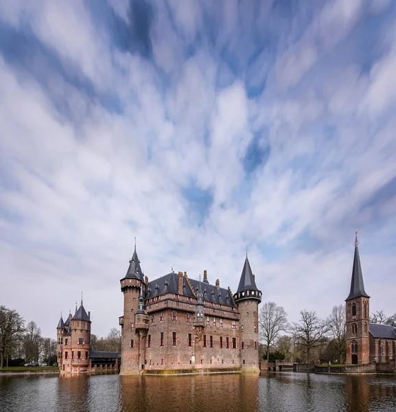 Oude Kasteel Uit Middeleeuwen Gelegen Een Vijver Van Water — Stockfoto