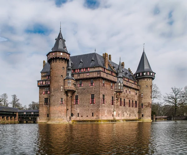 Oude Kasteel Uit Middeleeuwen Gelegen Een Vijver Van Water — Stockfoto