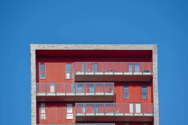 Фрагмент фасада современного жилого здания . — стоковое фото