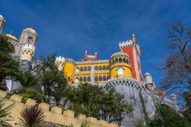 Portekiz, Sintra 'daki ünlü Palce de Pena. Bina renkli renkleriyle göze çarpıyor ve Lizbon 'un dışındaki tepeler ve ormanlarda yer alıyor.