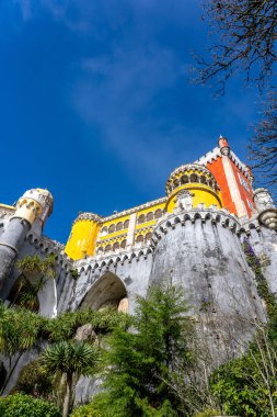 Portekiz, Sintra 'daki ünlü Palce de Pena. Bina renkli renkleriyle göze çarpıyor ve Lizbon 'un dışındaki tepeler ve ormanlarda yer alıyor.