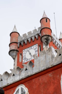 Portekiz, Sintra 'daki ünlü Palce de Pena. Bina renkli renkleriyle göze çarpıyor ve Lizbon 'un dışındaki tepeler ve ormanlarda yer alıyor.