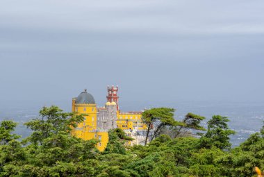 Portekiz, Sintra 'daki ünlü Palce de Pena. Bina renkli renkleriyle göze çarpıyor ve Lizbon 'un dışındaki tepeler ve ormanlarda yer alıyor.