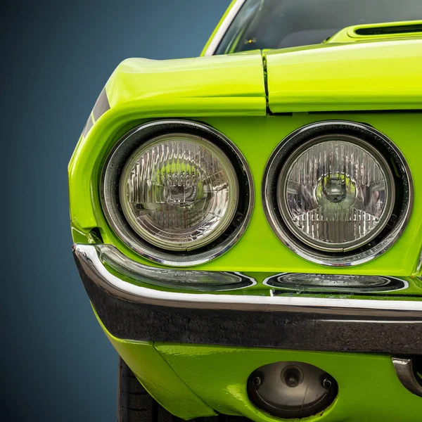 Faróis de um carro desportivo americano verde brilhante — Fotografia de Stock