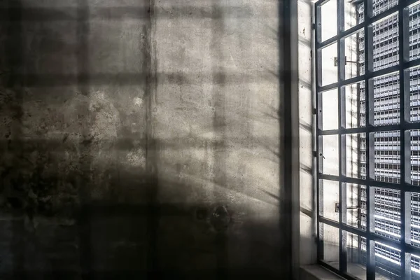El interior muy sobrio de una celda de prisión: ventanas con barras con li —  Fotos de Stock