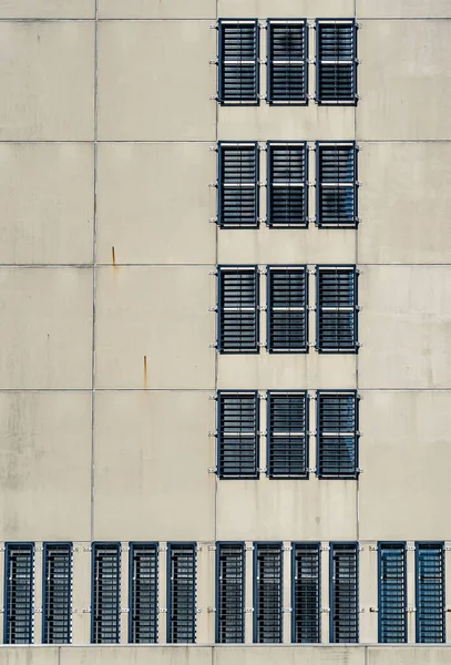 Бетонный фасад тюрьмы. Окна оснащены баром — стоковое фото