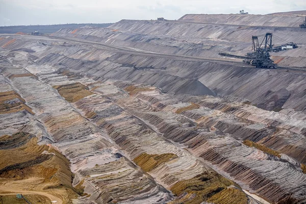 Bagger im Braunkohle- oder Braunkohletagebau. — Stockfoto