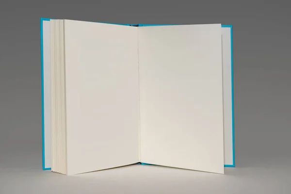 Open boek met blauwe omslag en lege pagina 's. — Stockfoto