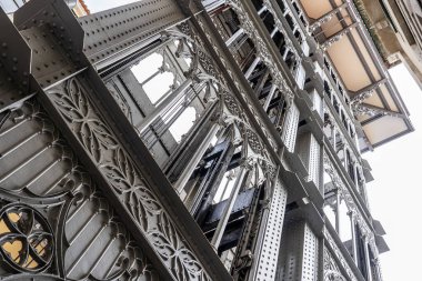 Lizbon 'daki ünlü asansörün resmi: Santa Justa asansörü ya da Santa Justa asansörü. Çok turist çekiyor.