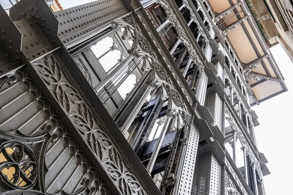 Image of the famous elevator in Lisbon: Santa Justa elevator or the Santa Justa elevator. It attracts many tourists — Stock Photo, Image