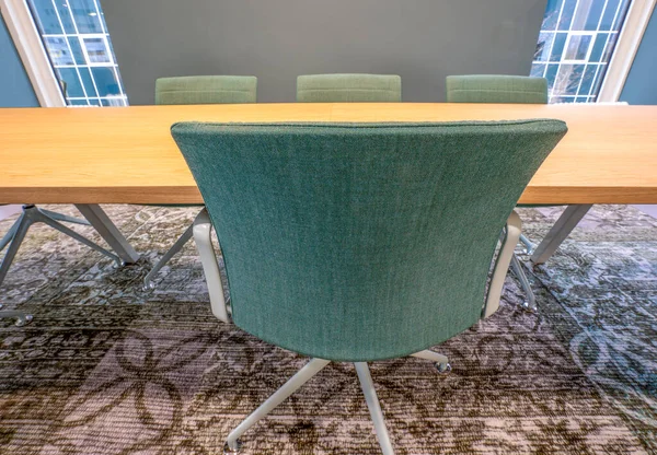 Table de conférence en bois et chaises dans une salle de conférence d'entreprise — Photo