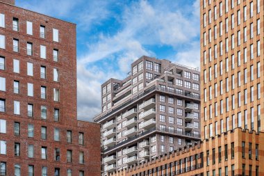Gündüz vakti mavi gökyüzüne karşı birçok penceresi olan modern gökdelen şirket binası.