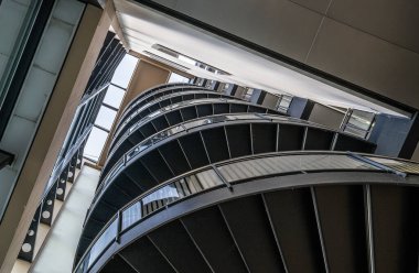 Yukarıya bakıp baş dönmesine işaret eden güzel bir merdiven görüntüsü. Düşük açı görünümü