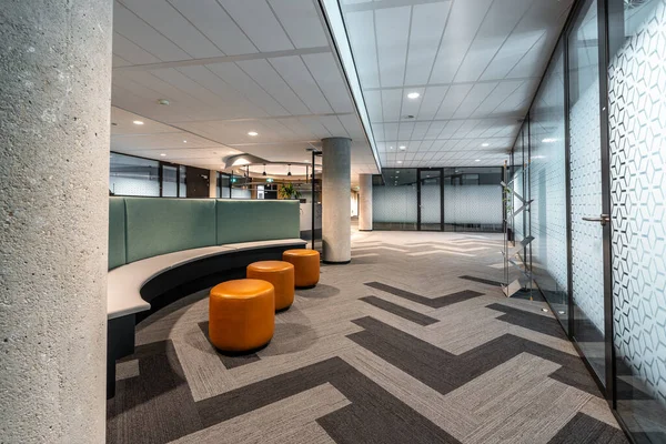Modern bir ofis binasında resepsiyon ve bekleme alanının geniş açılı çekimi