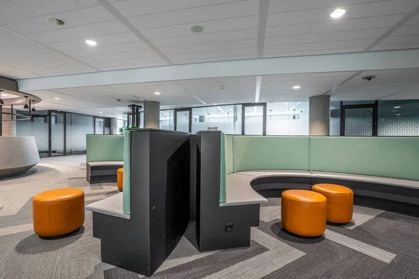 Modern bir ofis binasında resepsiyon ve bekleme alanının geniş açılı çekimi