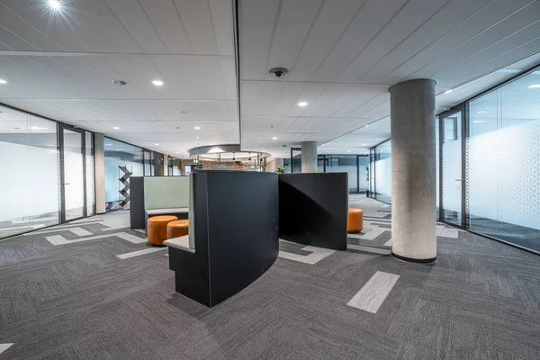 Modern bir ofis binasında resepsiyon ve bekleme alanının geniş açılı çekimi