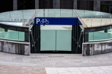 Bisikletler için park yeraltı girişi