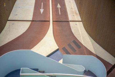 Bisikletler için park yeraltı girişi