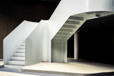 Etrafı karanlık, zarif beyaz bir merdiven.