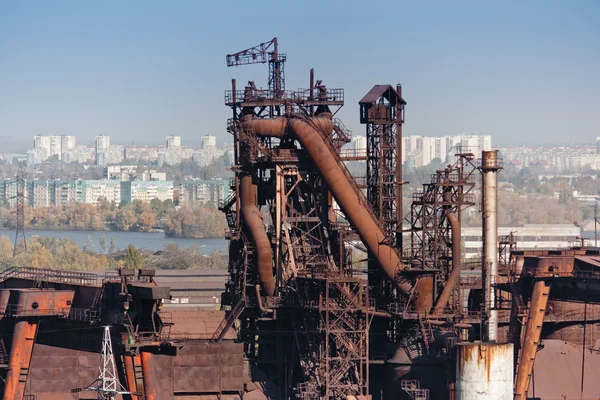 Przemysłowy krajobraz z zakładów metalurgicznych. Miasta w tle — Zdjęcie stockowe
