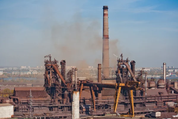Metalurji tesisi, endüstriyel yatay. Şehir içinde belgili tanımlık geçmiş — Stok fotoğraf