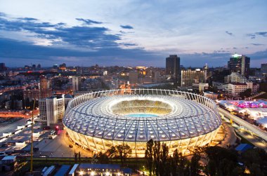 (Kiev) Kiev, Ukrayna - 11 Haziran: Ulusal Olimpiyat Stadı (Milli Güvenlik Olimpiysky) sırasında 11 Haziran 2012 2012 Avrupa Futbol Şampiyonası oyun Kiev (Kiev), Ukrayna Hava gece görünümü