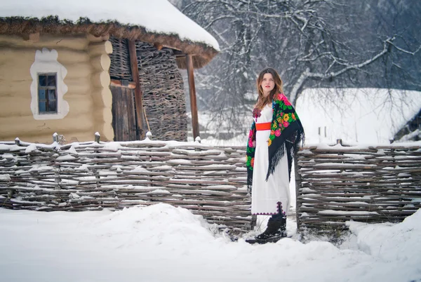 Украинская девушка в национальном костюме на зимнем фоне с этой — стоковое фото