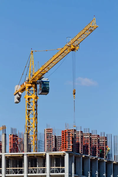 Żuraw wieżowy żółty budowy i dom w budowie — Zdjęcie stockowe