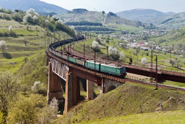 Karpat Dağları, Ukrayna demiryolu köprüsü üzerinde tren 